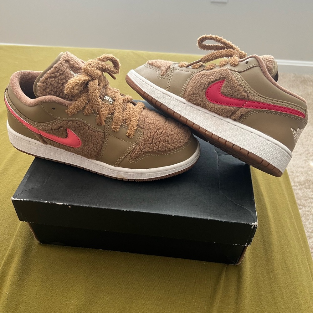 Air Jordan 1 low (rare teddy bear shoe)